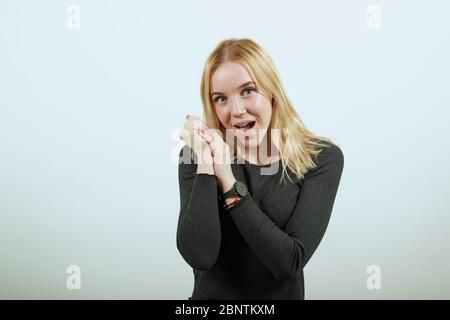 Surprise Girl a appuyé les mains avec UNE expression surprise sur son visage Banque D'Images