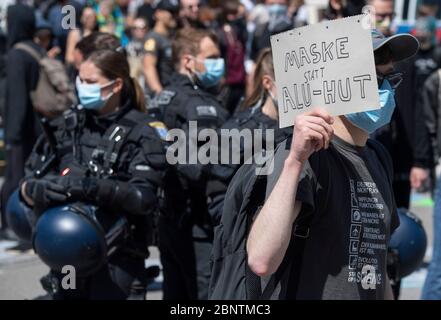 16 mai 2020, Hessen, Francfort-sur-le-main: « le chapeau en aluminium est ce que ce participant à une démonstration demande, ce qui s'oppose également aux théories conspirationnistes sur le virus corona. Photo : Boris Roessler/dpa Banque D'Images