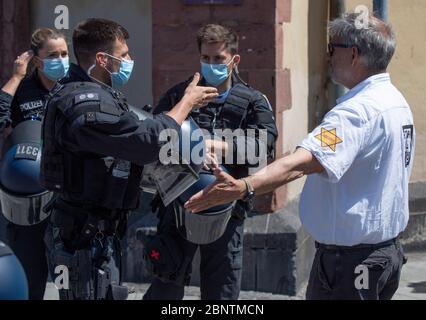 16 mai 2020, Hessen, Francfort-sur-le-main: L'autocollant « non vacciné » est apposé sur le bras d'un homme qui a essayé de se mêler aux participants d'une démonstration qui s'oppose également aux théories conspirationnistes sur le virus Corona. Photo : Boris Roessler/dpa Banque D'Images