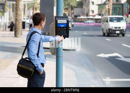 Un homme à un passage de côté avec régulation électronique. Banque D'Images