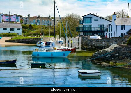 Yacht et petits bateaux au port intérieur de la baie de Cemaes à Anglesey, dans le nord du pays de Galles Banque D'Images