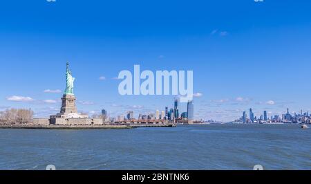 Paysage panoramique de la Statue de la liberté avec gratte-ciel du centre de Manhattan en arrière-plan, NYC, New York State USA. New York Landmar Banque D'Images