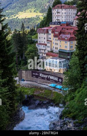 Bad Gastein, Autriche - 20 juin 2018 : vue sur la chute d'eau de Bad Gastein et Sanotel et l'appartement, le jour de l'été Banque D'Images