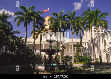 CARACAS, VENEZUELA, OCTOBRE 1992 - Capitolio, Palacio Federal Legislativo, bâtiment du Congrès national de la Plaza Bolivar. Banque D'Images
