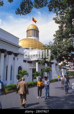 CARACAS, VENEZUELA, OCTOBRE 1992 - les gens marchent à côté de Capitolio, Palacio Federal Legislativo, le bâtiment du Congrès national, Plaza Bolivar. Banque D'Images