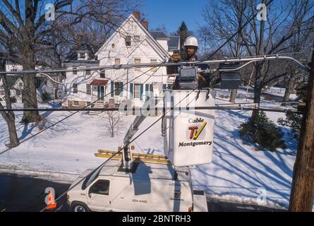 ROCKVILLE, MARYLAND, États-Unis, FÉVRIER 1994 - technicien de ligne dans le seau d'antenne, Cable TV Montgomery. Banque D'Images