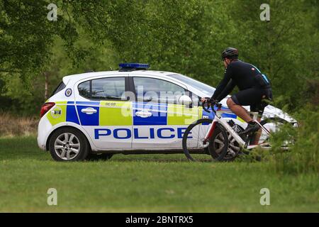 Sutton Park, Birmingham, Royaume-Uni. 16 mai 2020. Une patrouille de police garde un œil vigilant sur les personnes se rassemblant illégalement à Sutton Park, Birmingham. Crédit : Peter Lophan/Alay Live News Banque D'Images