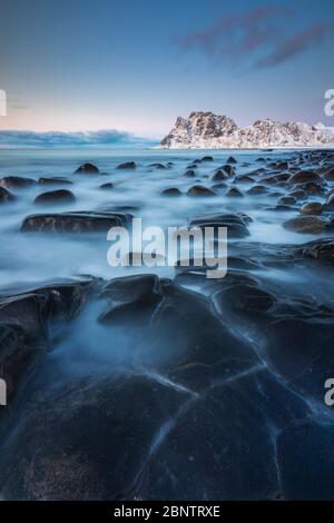 Crépuscule à la plage d'Uttakleiv, Leknes, Lofoten, Nordland, Norvège, Scandinavie, Europe du Nord Banque D'Images