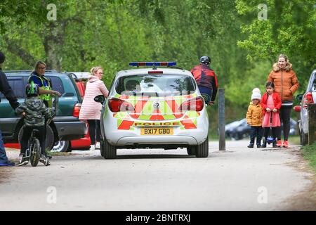 Sutton Park, Birmingham, Royaume-Uni. 16 mai 2020. Une patrouille de police garde un œil vigilant sur les personnes se rassemblant illégalement à Sutton Park, Birmingham. Crédit : Peter Lophan/Alay Live News Banque D'Images