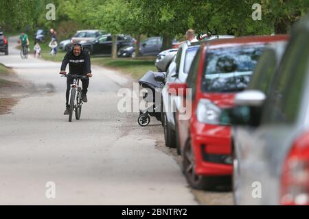 Sutton Park, Birmingham, Royaume-Uni. 16 mai 2020. Les voitures sont garées à Sutton Park, Birmingham, tandis que les gens apprécient une promenade et une promenade. Crédit : Peter Lophan/Alay Live News Banque D'Images