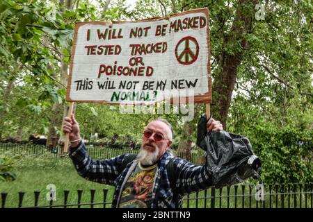 Londres Royaume-Uni 16 mai 2020 l'un des rares démonstrateur avec un écriteau montrant ce qu'il pense de la vaccination contre le virus Corona, tandis que la forte présence policière à Londres Hyde Park a empêché le rassemblement de masse prévu par le mouvement de la liberté du Royaume-Uni avec un dépliant disant: Nous disons non à la loi sur le coronavirus, non aux vaccins obligatoires, non à la nouvelle norme et non au verrouillage illégal.'et ils encouragent les gens à « faire partie de la plus grande réunion de masse depuis le verrouillage » et à être pique-niques et de la musique.Paul Quezada-Neiman.Alay Live ne Banque D'Images