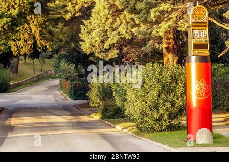 Green Road avec panneau de casino en Slovénie, Europe. Banque D'Images