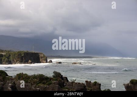 Punakaiki. Formation géologique et sauvage à Pancake Rocks, parc national de Paparoa, côte ouest, île du Sud, Nouvelle-Zélande. Personne. Banque D'Images