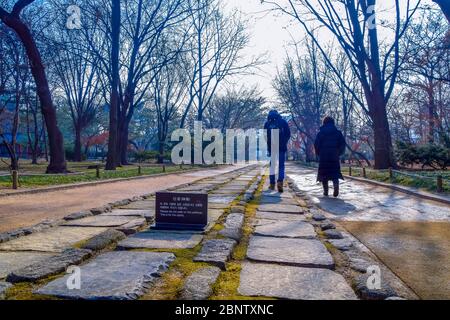 Séoul, Corée du Sud 1/12/2020 touristes visitant le sanctuaire royal confucianiste de Jongmyo et marchant le long d'un chemin sacré de pierre Banque D'Images