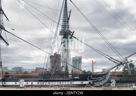 L'USS Constitution au chantier naval de Charlestown avec le fond de Boston Massachusetts et un hélicoptère blackhawk contre un couvert Banque D'Images