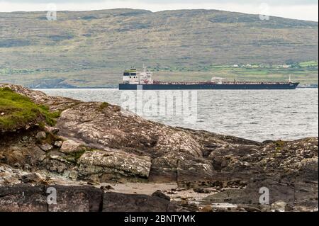 Bantry Bay, West Cork, Irlande. 16 mai 2020. LE pétrolier AMÉRICAIN Bonita est actuellement amarré à Bantry Bay, attendant de décharger sa cargaison de brut au terminal pétrolier de Whiddy Island. La pandémie de Covid-19 a provoqué une baisse mondiale de la demande de pétrole, rendant ainsi le stockage difficile à trouver. Crédit : AG News/Alay Live News Banque D'Images