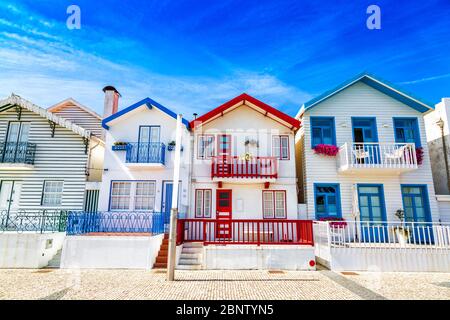 Costa Nova, Portugal: Maisons rayées colorées appelées Palheiros situé dans la station balnéaire sur la côte atlantique près d'Aveiro. Banque D'Images