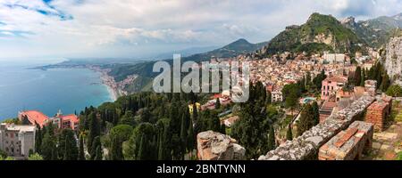 Vue panoramique sur la vieille ville de Taormine, la baie de Giardini-Naxos et la mer Méditerranée par temps ensoleillé depuis le théâtre grec antique, la Sicile, l'Italie Banque D'Images