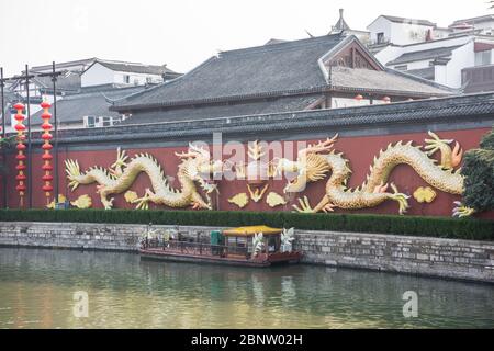 Vue depuis le pont de Wende, bâtiments traditionnels chinois près de la zone panoramique du temple de Confucius, sur la rivière Qinhuai, Nanjing, Chine Banque D'Images