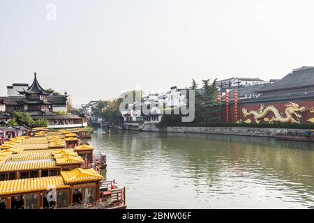 Vue depuis le pont de Wende, bâtiments traditionnels chinois près de la zone panoramique du temple de Confucius, sur la rivière Qinhuai, Nanjing, Chine Banque D'Images