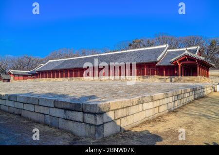 Séoul, Corée du Sud 1/12/2020 Jeongjeon - la salle principale du sanctuaire Jongmyo à Séoul, Corée du Sud. C'est le plus ancien sanctuaire royal de Confucianus préservé un Banque D'Images