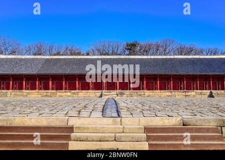 Séoul, Corée du Sud 1/12/2020 Jeongjeon - la salle principale du sanctuaire Jongmyo à Séoul, Corée du Sud. C'est le plus ancien sanctuaire royal de Confucianus préservé un Banque D'Images