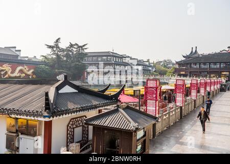 Vue depuis le pont de Wende, bâtiments traditionnels chinois près de la zone panoramique du temple de Confucius, sur la rivière Qinhuai, Nanjing, Chine Banque D'Images