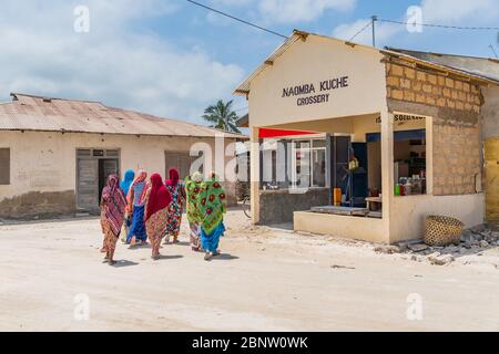 Zanzibar, Tanzanie - février 8. 2020: Un groupe de femmes dans la rue du village de pêcheurs de Nungwi. Zanzibar Banque D'Images