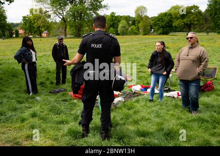 La police surveille un rassemblement de personnes au parc Highbury à Birmingham, après l'introduction de mesures pour faire sortir le pays de son isolement. Banque D'Images