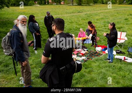 La police surveille un rassemblement de personnes au parc Highbury à Birmingham, après l'introduction de mesures pour faire sortir le pays de son isolement. Banque D'Images