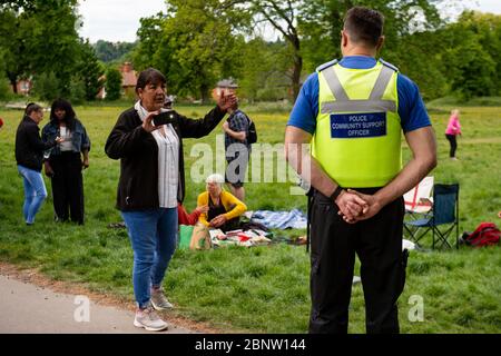 La police surveille un rassemblement de personnes au parc Highbury à Birmingham, après l'introduction de mesures pour faire sortir le pays de son isolement. Banque D'Images