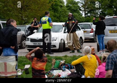 La police surveille un rassemblement de personnes au parc Highbury à Birmingham, après l'introduction de mesures pour faire sortir le pays de son isolement. Banque D'Images