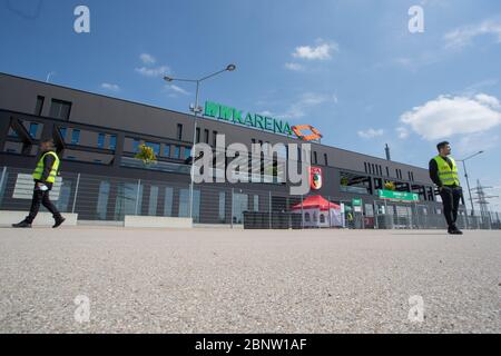 Augsbourg, Allemagne. 16 mai 2020. Deux hommes du service de sécurité sont debout devant la WWK Arena. Le jeu FC Augsburg - VfL Wolfsburg, comme tous les matchs de la Ligue allemande de football, aura lieu sans spectateurs en raison de la pandémie de corona. Crédit : Tom Weller/dpa/Alay Live News Banque D'Images