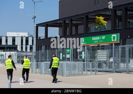 Augsbourg, Allemagne. 16 mai 2020. Trois hommes du service de sécurité se promo devant l'entrée VIP de la WWK Arena. Le match FC Augsburg - VfL Wolfsburg, comme tous les matches de la Ligue allemande de football, aura lieu sans spectateurs en raison de la pandémie de Corona. Crédit : Tom Weller/dpa/Alay Live News Banque D'Images