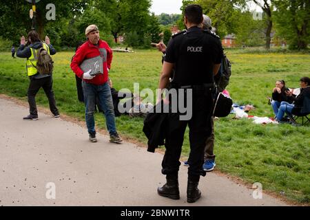 La police surveille un rassemblement de personnes au parc Highbury à Birmingham, après l'introduction de mesures pour faire sortir le pays de son isolement. Banque D'Images