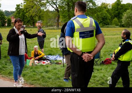 La police surveille un rassemblement de personnes au parc Highbury à Birmingham, après l'introduction de mesures pour faire sortir le pays de son isolement. Banque D'Images