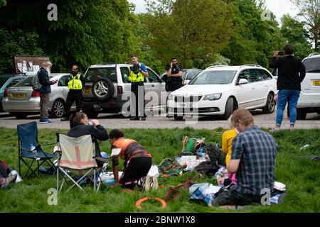 La police surveille un rassemblement de personnes au parc Highbury à Birmingham, après l'introduction de mesures pour faire sortir le pays de son isolement. Banque D'Images