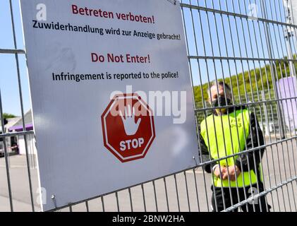 Aue, Allemagne. 16 mai 2020. Football, 2ème Bundesliga, FC Erzgebirge Aue - SV Sandhausen, 26ème jour de match, Sparkassen-Erzgebirgsstadion: Un steward se dresse derrière un but fermé dans l'Erzgebirgsstadion. Le match FC Erzgebirge Aue - SV Sandhausen, comme tous les matches de la Ligue allemande de football et de la 2ème Bundesliga, aura lieu sans spectateurs en raison de la pandémie de Corona. Crédit : Hendrik Schmidt/dpa-Zentralbild/ZB/dpa/Alay Live News Banque D'Images