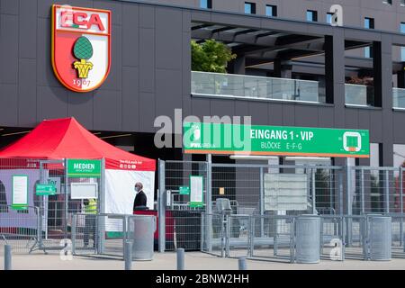 Augsbourg, Allemagne. 16 mai 2020. Devant l'entrée de la WWK Arena, il y a un membre du service de sécurité avec un gardien de bouche. Le match entre le FC Augsburg et le VfL Wolfsburg, comme tous les matches de la Ligue allemande de football, aura lieu sans spectateurs en raison de la pandémie de corona. Crédit : Tom Weller/dpa/Alay Live News Banque D'Images