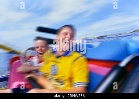 Adolescents profitant d'une promenade de divertissement, Blackpool, Lancashire, Angleterre, Royaume-Uni Banque D'Images