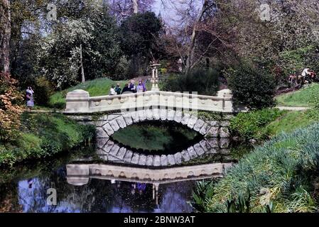 Pont de pierre à Frogmore Gardens Windsor, Berkshire. Angleterre. ROYAUME-UNI Banque D'Images