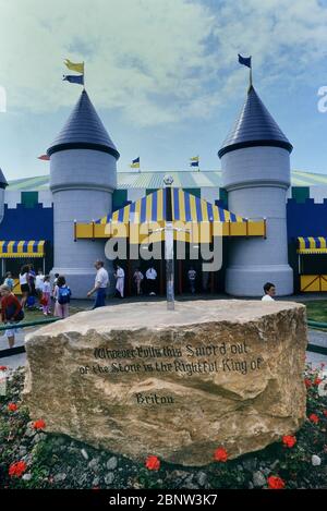 The Sword in the Stone at Camelot Theme Park, Charnock Richard, Chorley, Lancashire, Angleterre, Royaume-Uni. 1986 Banque D'Images