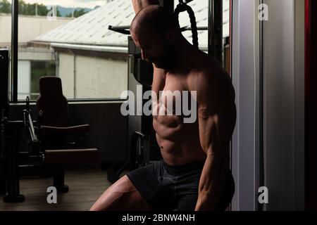 Portrait d'un jeune homme en forme en train de faire une pause dans la salle de sport Banque D'Images