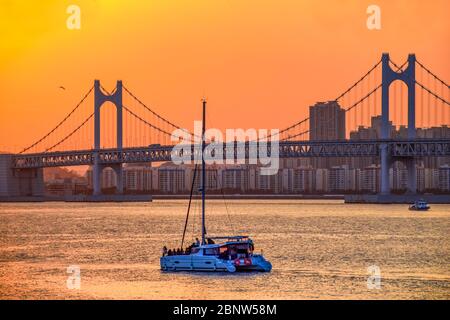 Gwangan Bridge et Haeundae à Sunset, Busan City, Corée du Sud. Banque D'Images