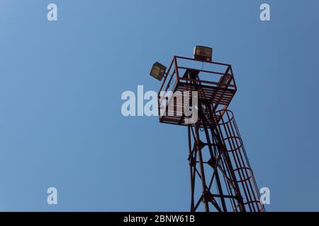 Site historique national de Sloss fours, Birmingham Alabama USA, tour d'observation en acier, plate-forme avec des lumières isolées contre un ciel bleu, horizont Banque D'Images