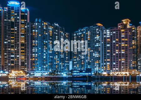 La vue de nuit de la baie 101 à Busan City, Corée du Sud. Banque D'Images