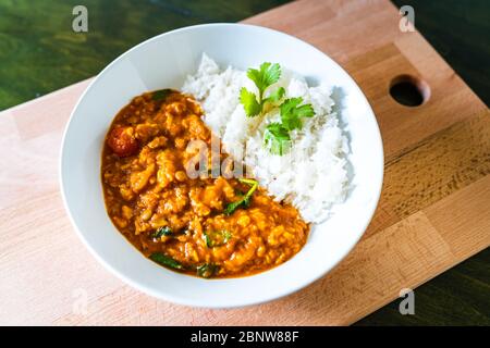 Curry de lentilles de chou-fleur rôties, plats végétariens ou végétaliens. Flat Lay miniature photographie d'une cuisine asiatique, un mode de vie sain Banque D'Images