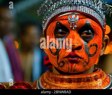 Nagakaali Theyyam | forme d'art rituel du Kerala, Thirra ou Theyyam thira est une danse rituelle exécutée dans 'Kaavu'(grove) et les temples du Kerala, Inde Banque D'Images