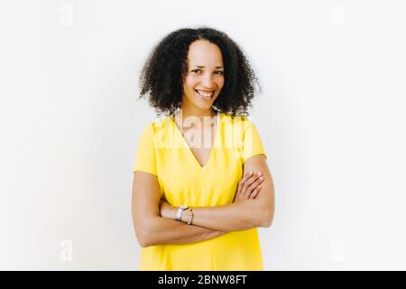 Portrait de femme noire gaie en chemise jaune Banque D'Images