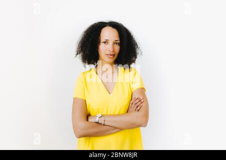 Portrait d'une femme noire sérieuse dans une chemise jaune Banque D'Images